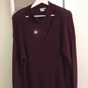  - Jätte fin tröja, använt endast ett fåtal gånger. Är i storlek L, eftersom när jag köpte den ville jag har den oversized. Men ser jätte fint ut ändå med både byxor och over the knees. Kan fraktas eller hämtas i Västerås