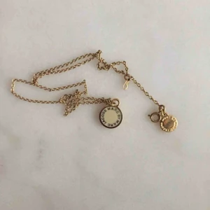  - Äkta Marc by Marc Jacobs halsband .