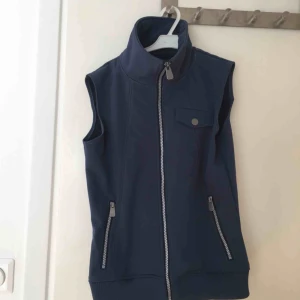  - Tunn blå väst strl XS från CRW  Knappt använd  Kan hämtas i Spånga/Vällingby eller så står köparen för frakt via Postnord. 