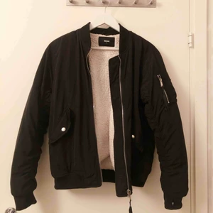  - Jacka ifrån Bikbok med världens mysigaste insida 😍 köparen står för frakten 