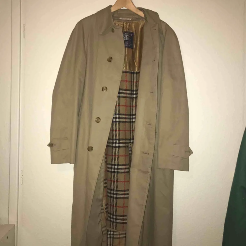 Vintage burrberry trench coat. Den passar som en medium eller liten large. Den är i fint skick förutom att den är lite smutsig i nacken, går lätt bort med lite engagemang. Tar seriösa bud. Köparen står för frakt. Pm för fler bilder . Jackor.