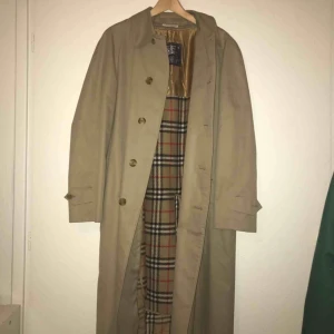  - Vintage burrberry trench coat. Den passar som en medium eller liten large. Den är i fint skick förutom att den är lite smutsig i nacken, går lätt bort med lite engagemang. Tar seriösa bud. Köparen står för frakt. Pm för fler bilder 