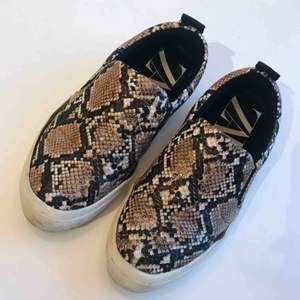Sneakers i ormskinn, Zaras vårkollektion 2019