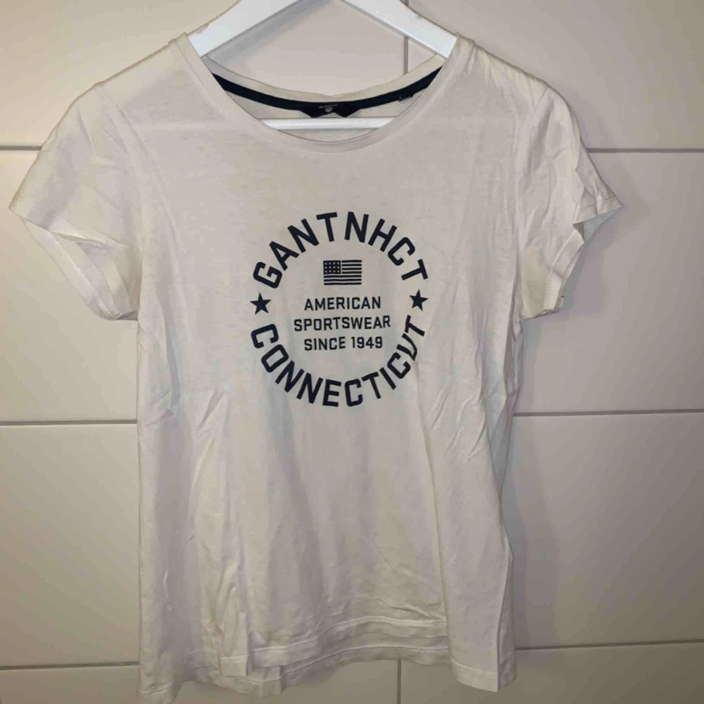 Vit t-shirt från Gant i stl S, bra skick. T-shirts.