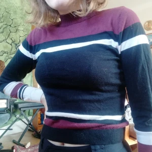  - En aning croppad tröja i varmt material, sparsamt använd. Går att hämta på södemalm. 