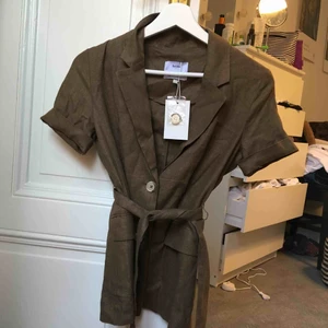 Knytblus - Jättesnygg oanvänd knytblus i brunt linnetyg, köpt för ca 300kr. Lappen kvar.