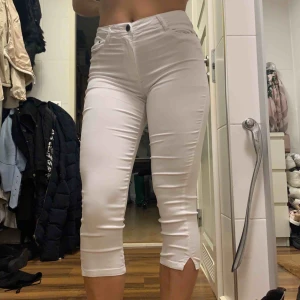  - Vita 3/4 byxor från Soyaconcept. Jätteskönt material!