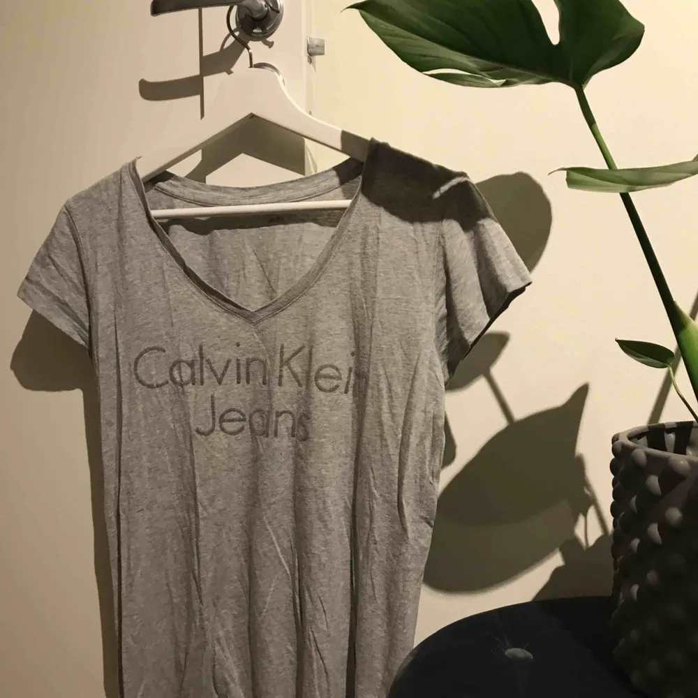 Calvin Klien t-shirt med glittrig text. Storlek S! Köparen står för frakten. . T-shirts.