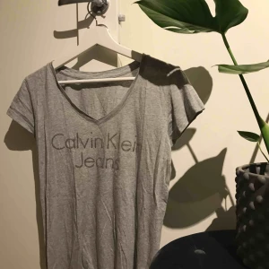  - Calvin Klien t-shirt med glittrig text. Storlek S! Köparen står för frakten. 