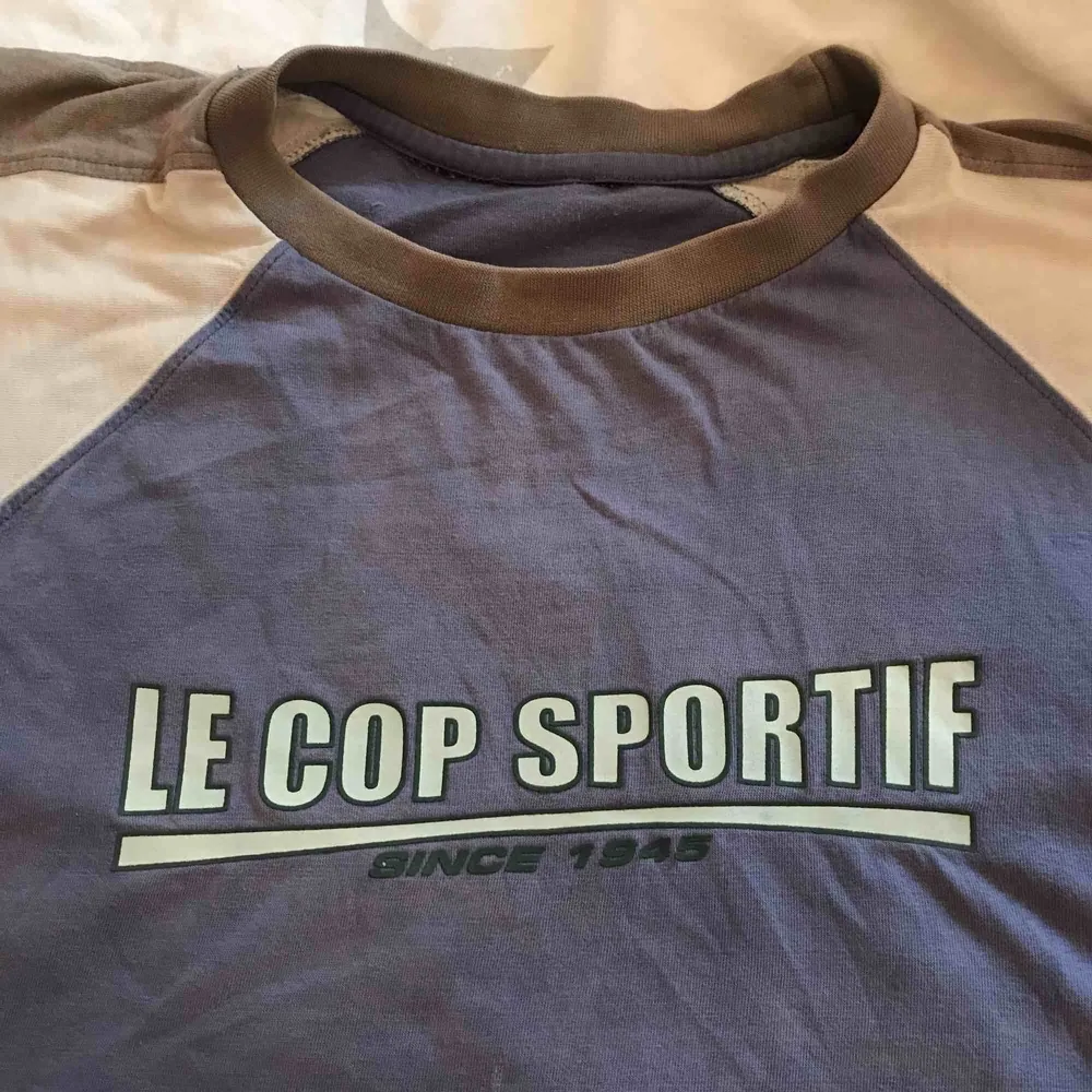 En t-shirt som är i ca L/XL, av märket ”Le cop sportif, since 1945”. Är snygg som oversize!💛🌸💫 Pris 150kr/ högstbjudande  Frakt tillkommer:)). T-shirts.