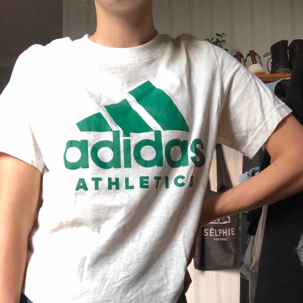 Adidas tröja, knappt använd storlek S 100 kr + frakt  pris kan diskuteras💚den är ljusgrå. T-shirts.