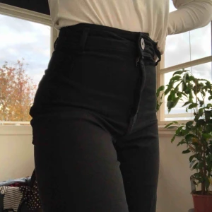  - Svarta snygga utsvängda zara jeans. Väldigt bra skick och har bara använt en gång! Säljer för att jag har ett par liknande.  Ifall du vill ha flera bilder eller ifall du vill ha mera information är det bara att kontakta mig. Ha en bra dag💕