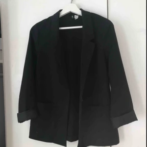  - En svarr kavaj sitter taight och fint! Köpte för 249 kr!  Jag står för frakten! Hör av et om ni har något intresse! 