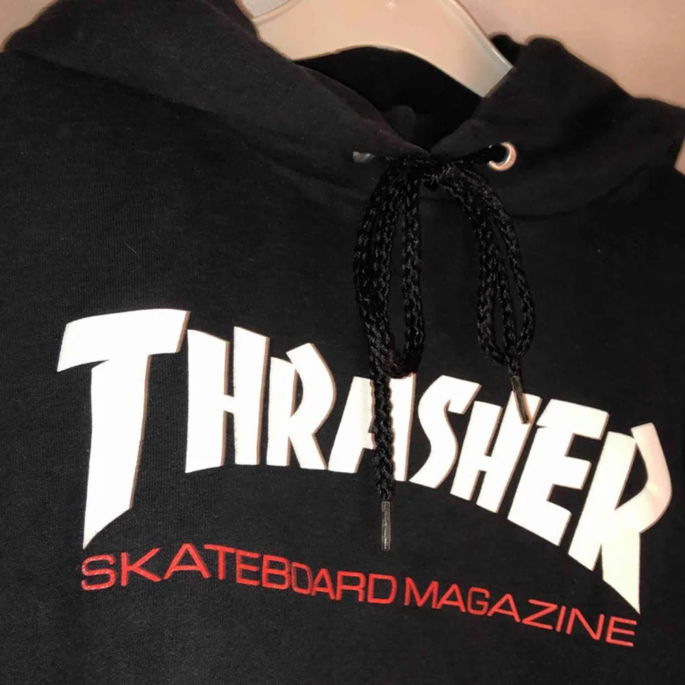 En väldigt bekväm och snygg Thrasher-hoodie i bra skick, säljer pga av att det inte är min stil längre. Jag möts gärna upp, men kan möjligtvis skicka också. (Köparen står för frakten 🥰). Hoodies.