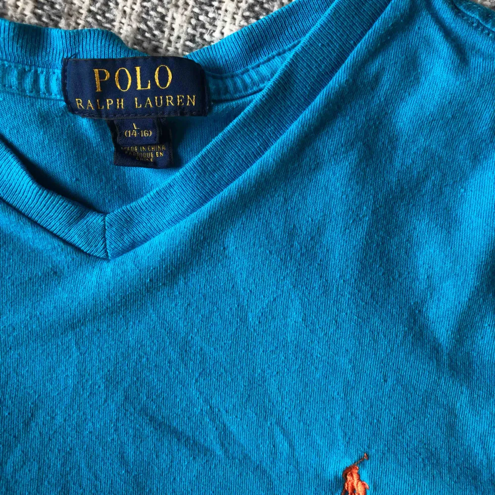 Ralph Raulen tröja, aldrig använd men köpt second hand så den är använd💚storlek L i barnstorlek, passar mig som vanligtvis har xs/s pris 70 kr + frakt, priset kan diskuteras💚. T-shirts.