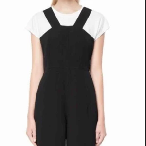  - Byxdress från weekday. Använd ett fåtal gånger, i mycket fint skick.