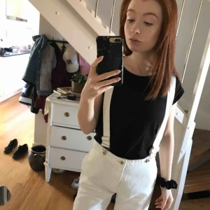  - Säljer mina snygga hängselbyxor, eftersom att de är lite små. Sjukt snygga och som nya. Köpte i somras. Inga fläckar eller slitage, de är som nya. Man kan även koppla bort hängslena och ha som bara jeans, eller ha dem på. Det bestämmer man själv :)