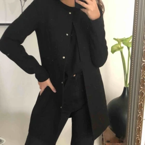  - Svart kappa som är figursydd! Dm vid intresse 🥰