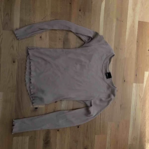  - Väldigt fin ribbad topp, som passar till hösten. Toppen kostar 80 + frakt 