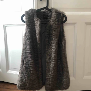  - Säljer denna gråa fakepälsen ifrån new look, använd 1 gång. Köparen står för frakten🌸