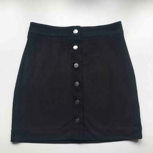 Frakt ingår! • svart minikjol i svart mjukt mocka-inspirerat material med silvriga knappar framtill • från H&M i storlek36 • i bra skick! 