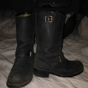  - Svarta Johnny Bulls Med gulddetaljer  Behövs tvättas