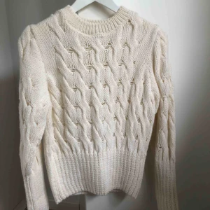  - Tjock stickad tröja, som aldrig är använd! I väldigt bra skick! Nypris: 399kr