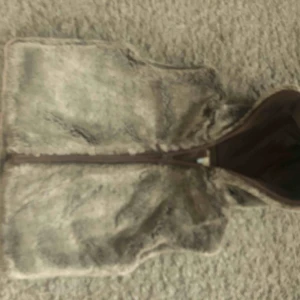  - Superfin väst. Min son hann tyvärr växa ur den