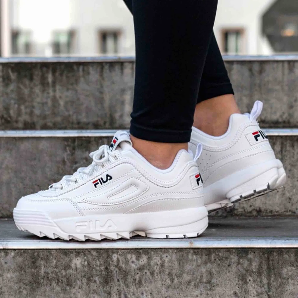 Säljer mina Fila disruptor 2 då jag bytt stil. strl 40 men jag har 39 och de sitter perfekt för mig, de är använda ca 10 gånger så fortfarande i topp skick! Nypris 700kr så säljer dem nu för 400kr men pris kan diskuteras vid snabb affär.. Skor.