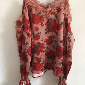  - Blommig blus med bara axlar och fina spetsdetaljer från Gina Tricot.  