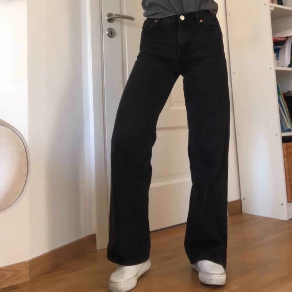Supersnygga vida jeans från monki i modellen yoko! Urtvättad svart/grå färg! Flitigt använda men fortfarande väldigt bra skick! . Jeans & Byxor.