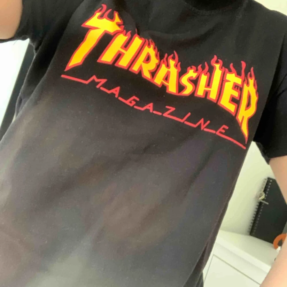 Snygg thrasher tröja (fake). Använd ett par enstaka gånger 🥰. T-shirts.