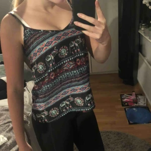  - Fint exotiskt linne med väldigt skönt material! Spännbara band så passar alla! Fint mönster