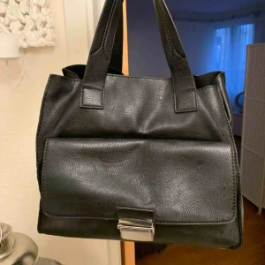  - En medelstor skinn väska endast använd några gånger. Ett band tillkommer också😋