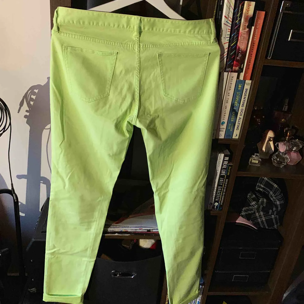 Supercoola neon-gröna jeans från UNIQLO. Säljes pga används aldrig. Kan mötas upp i Stockholm annars står köpare för frakt. . Jeans & Byxor.