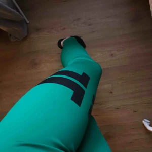  - Gröna träningsbyxor, aldrig använda 