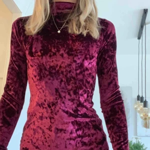  - Klänning. Aldrig använd. Köpt från Gina tricot.