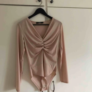  - Festlig bodysuit från BIKBOK! Stretchigt material och tre knappar vid knäppning