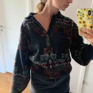  - Mysig stickad tröja med krage, köpt på second hand, storlek M, jättefint mönster! Frakt tillkommer