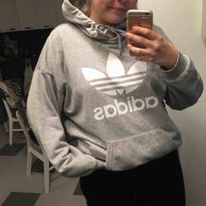 En grå hoodie från Adidas i mycket bra skick! Säljes pågrund av aldrig används!