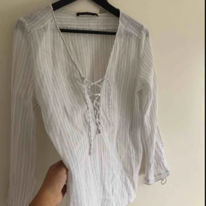 - Blus från ZARA med snörning, lite glittrig
