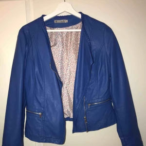  - Skinnjacka, använd en gång. Som ny. I perfekt skick. Det står storlek XL på den men passar som bäst till M. Köparen står för frakten. 🐉