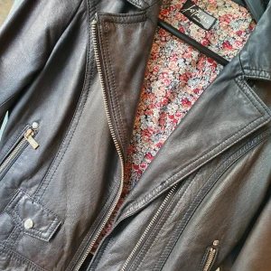  - Jofama by Kenza skinnjacka i sina bästa dar.  Kanske världens snyggaste skinnjacka till ett extremt kampanjpris, kostar ny 3 500 sek.   Kan nötas upp i Huddinge, Älvsjö, Årsta, Globen & Västberga