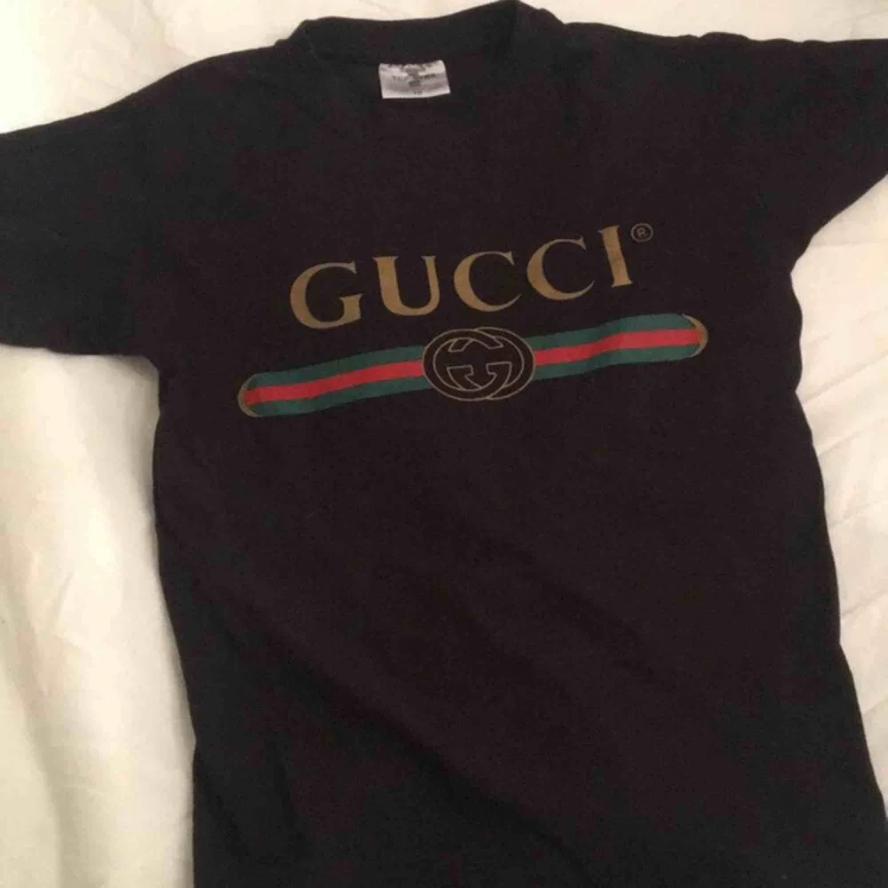 Säljer denna Gucci tröjan, det är en AAA- kopia och i fint skick  Storlek: S, passar även XS. T-shirts.