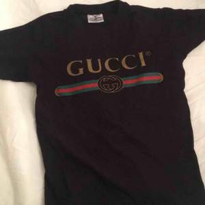 Säljer denna Gucci tröjan, det är en AAA- kopia och i fint skick  Storlek: S, passar även XS