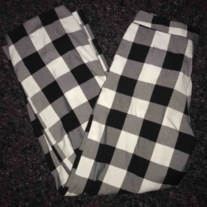  - Så fina byxor från Monki. Använd fåtal gånger men är i bra kvalitet. Benen är ganska långa och sitter så fint.  Kan mötas upp i GBG annars står köparen för frakten❤️ 