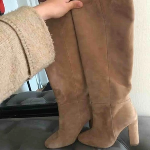  - Mocka stövlar i beige från mango, storlek 36 men passar även liten 37a. Oanvända och kostade 800 kr som nya!!