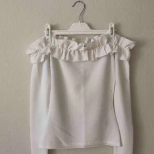  - Oanvänd vit ruffle off shoulder tröja, jättefint skick