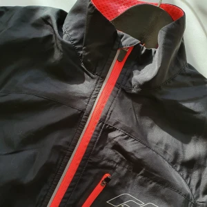  - Tunn svart träningsvecka med rosa detaljer 