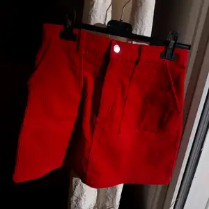 Röd corduroy kjol från Monki. Den är Sparsammt använd och i fint skick. Den är för liten för mig så den ser alldeles för tajt ut på sista bilden. Den är så kallad 